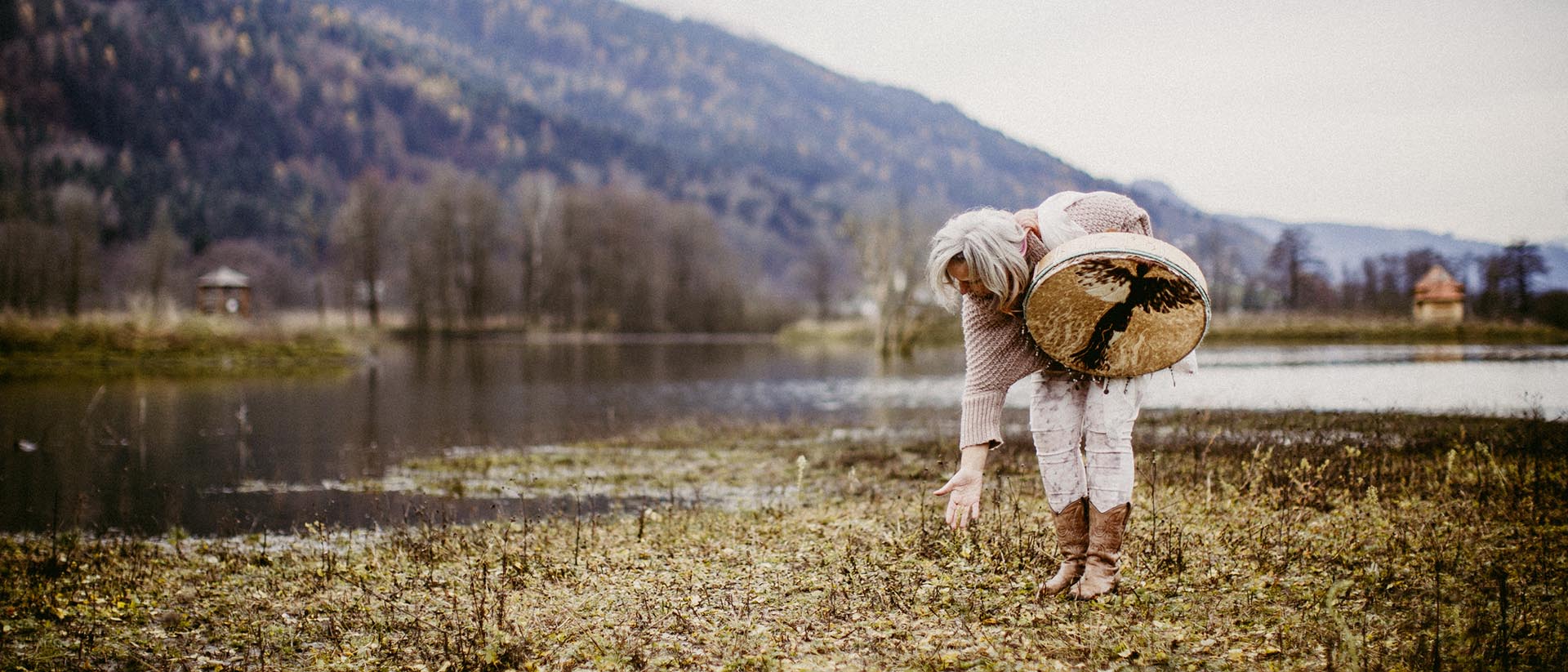 Vayana - einfach sein - Josefine Pfeifhofer die Naturliebhaberin pflückt Blumen am Ufer eines Sees in Kärnten