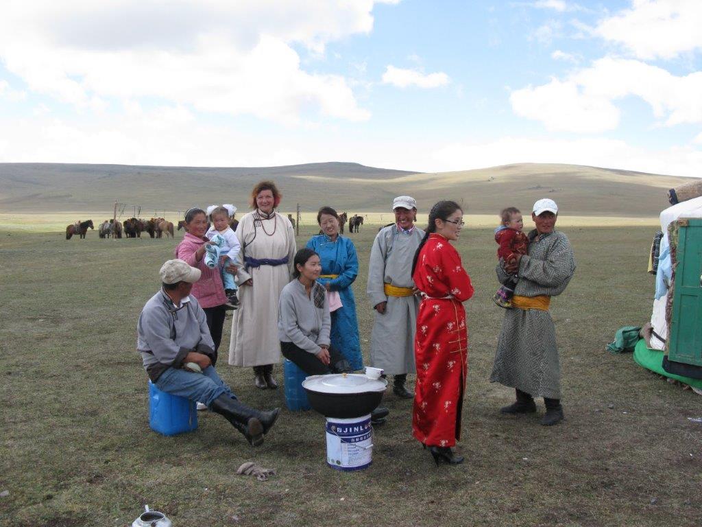Vayana Josefine in der Mongolei mit Einheimischen